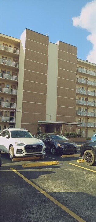 609 NE 14th Ave in Hallandale Beach, FL - Foto de edificio