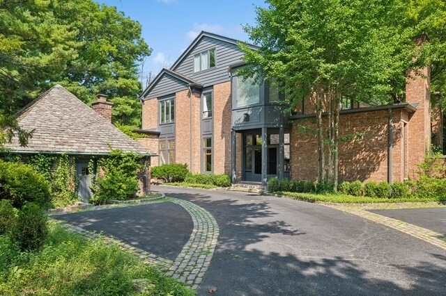 101 N Mayflower Rd in Lake Forest, IL - Building Photo - Building Photo