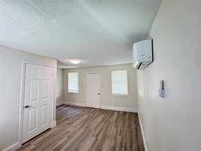1012 W Hart Ave in Pasadena, TX - Building Photo - Building Photo