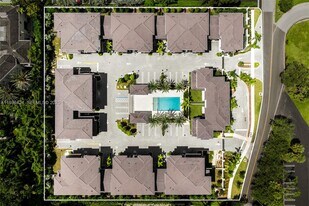 7498 SW 100th St in Pinecrest, FL - Building Photo