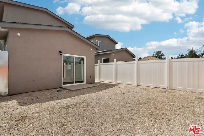 1677 E 111th St in Los Angeles, CA - Building Photo - Building Photo