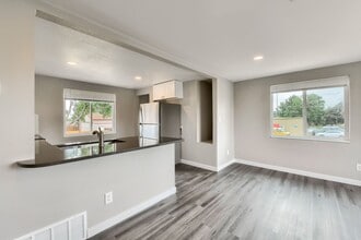 6045 W Byers Pl in Lakewood, CO - Foto de edificio - Building Photo