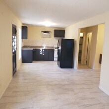 809 W 4th St, Unit A in Taylor, TX - Building Photo - Building Photo