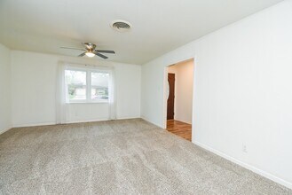 9615 Beverly Hill St in Houston, TX - Building Photo - Building Photo