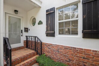 3002 Segovia St in Coral Gables, FL - Building Photo - Building Photo