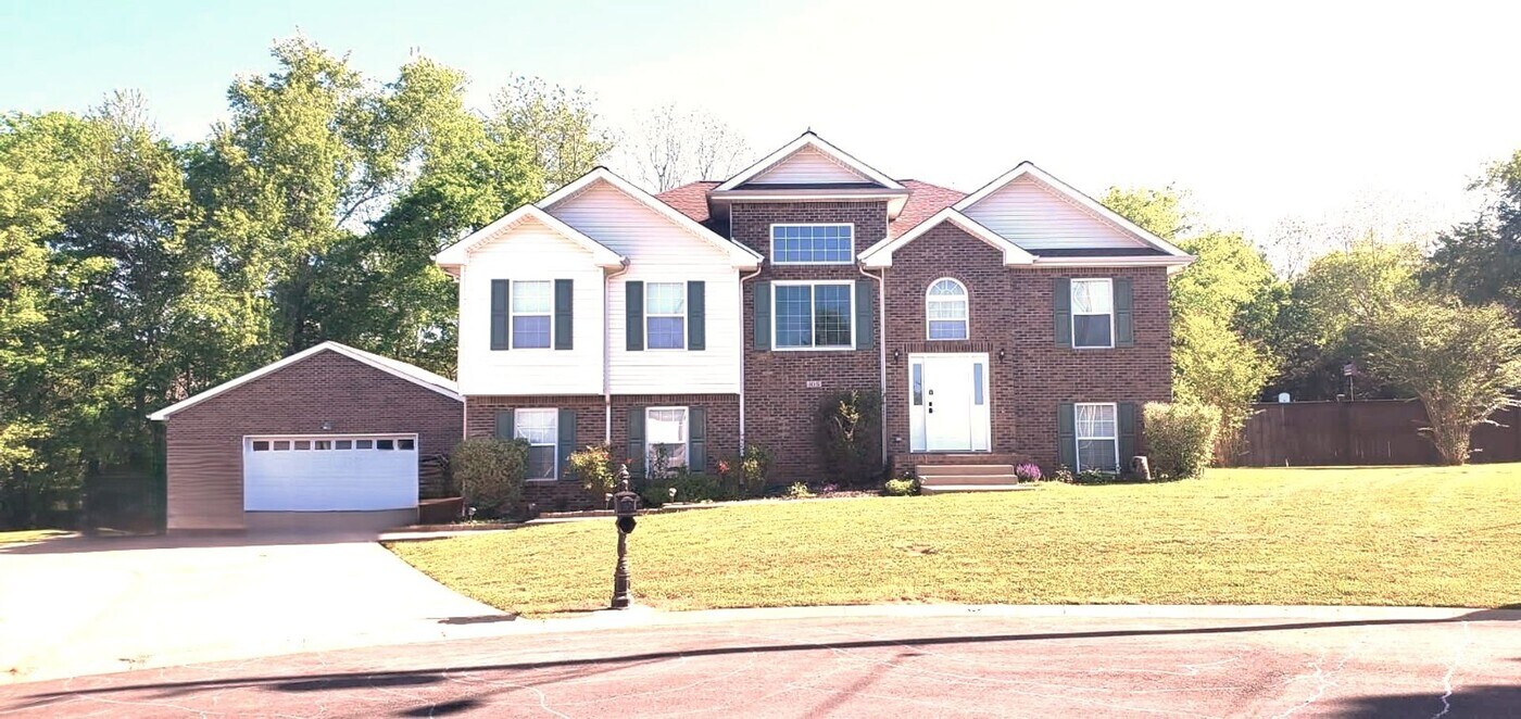 105 Clearwater Ct in Clarksville, TN - Building Photo