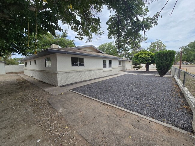 2115 Perry Rd SW in Albuquerque, NM - Building Photo - Building Photo