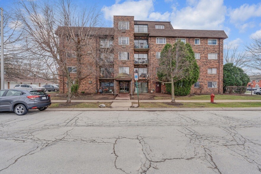 7117 W 93rd St, Unit 102 in Oak Lawn, IL - Building Photo