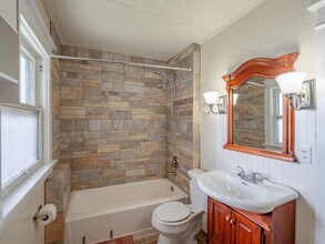 369 19th St SE-Unit -Upper in Cedar Rapids, IA - Building Photo - Building Photo