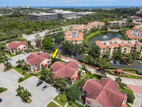 28 Uno Lago Dr in North Palm Beach, FL - Building Photo - Building Photo