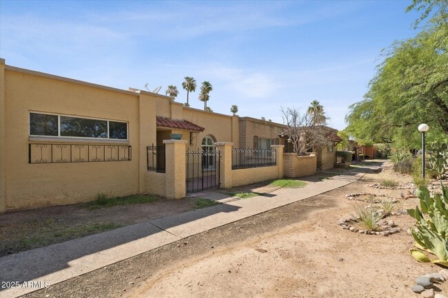 property at 516 N Hobson Plaza