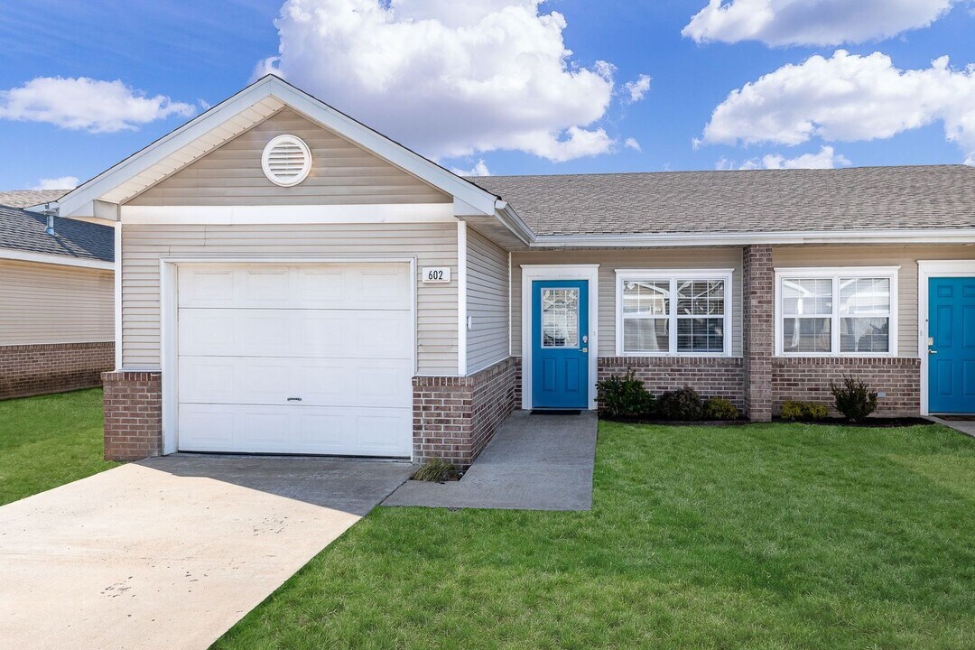 604 N 7th St in Rogers, AR - Building Photo