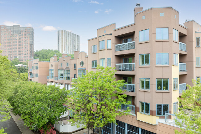 Independence Harbor in Edgewater, NJ - Foto de edificio - Building Photo