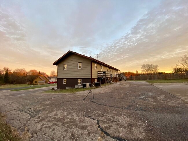 425 King Olav Ln, Unit #1 in Iola, WI - Foto de edificio - Building Photo
