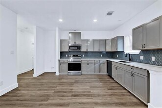 1027 W Coffin St in Denison, TX - Building Photo - Building Photo