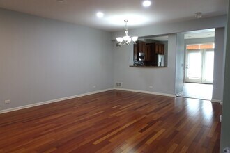 2203 S Crambourne Way in Arlington Heights, IL - Building Photo - Building Photo