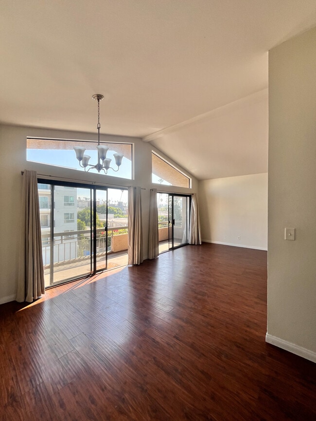 215 N Mariposa Ave