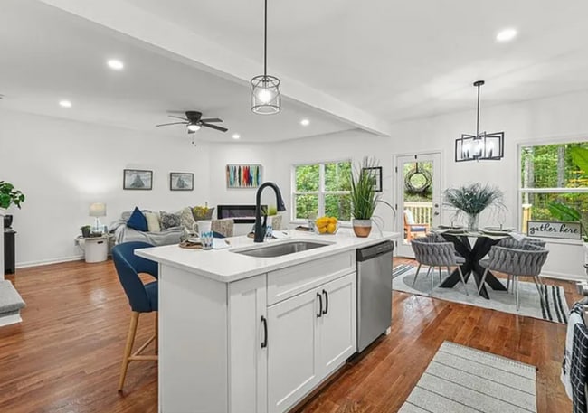 3925 Pineshore Cir in Gainesville, GA - Foto de edificio - Building Photo