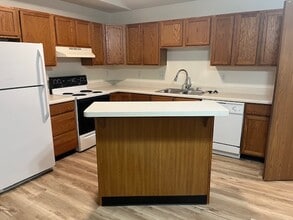 Covington Court Apartments in Peoria, IL - Building Photo - Building Photo