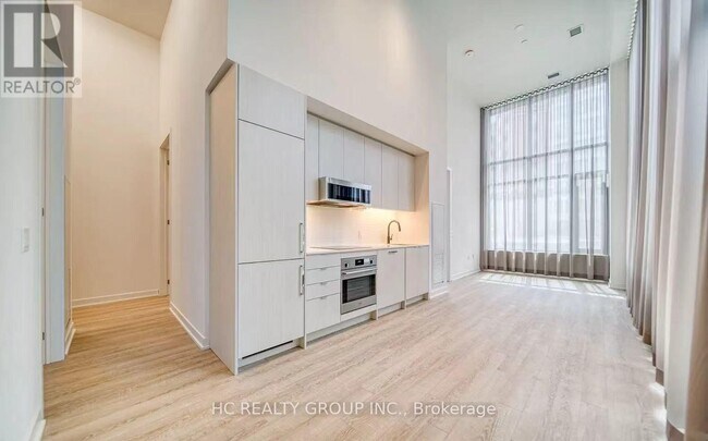 250 Lawrence Ave W in Toronto, ON - Building Photo - Building Photo