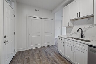 1902 N Whipple St, Unit 103 in Chicago, IL - Foto de edificio - Building Photo