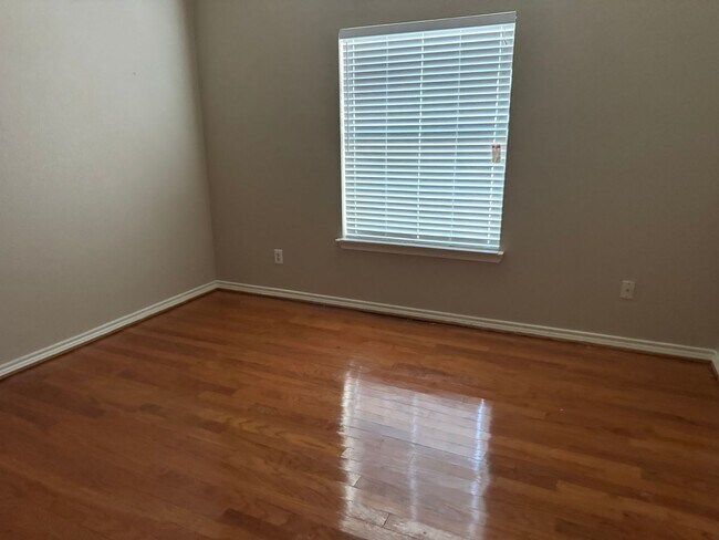 5287 W Cove Way in Grand Prairie, TX - Building Photo - Building Photo