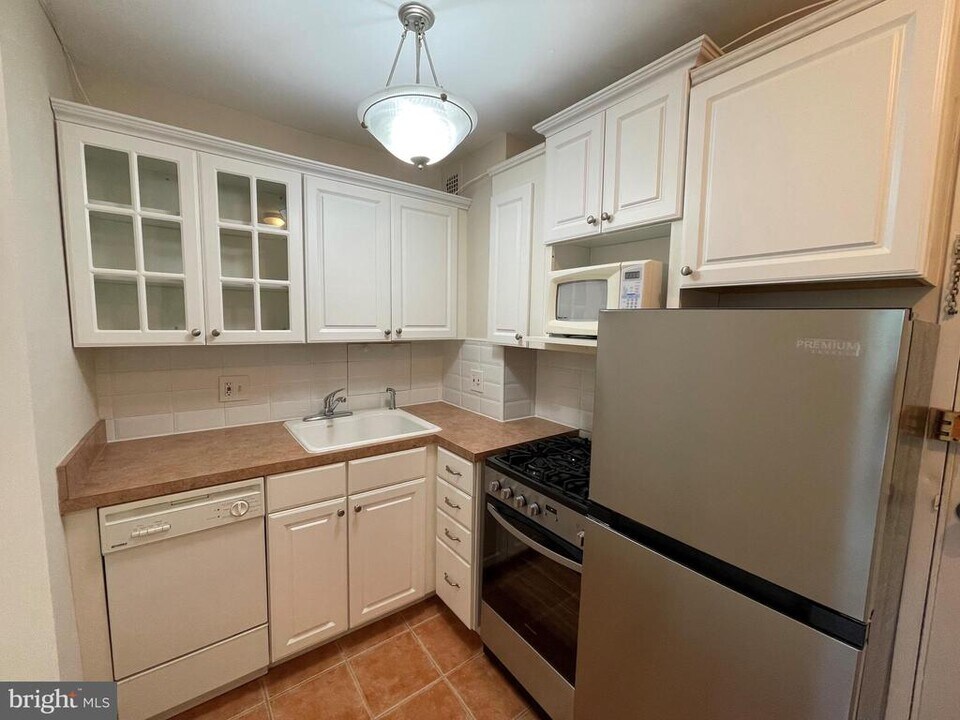 2800 Wisconsin Ave NW in Washington, DC - Building Photo