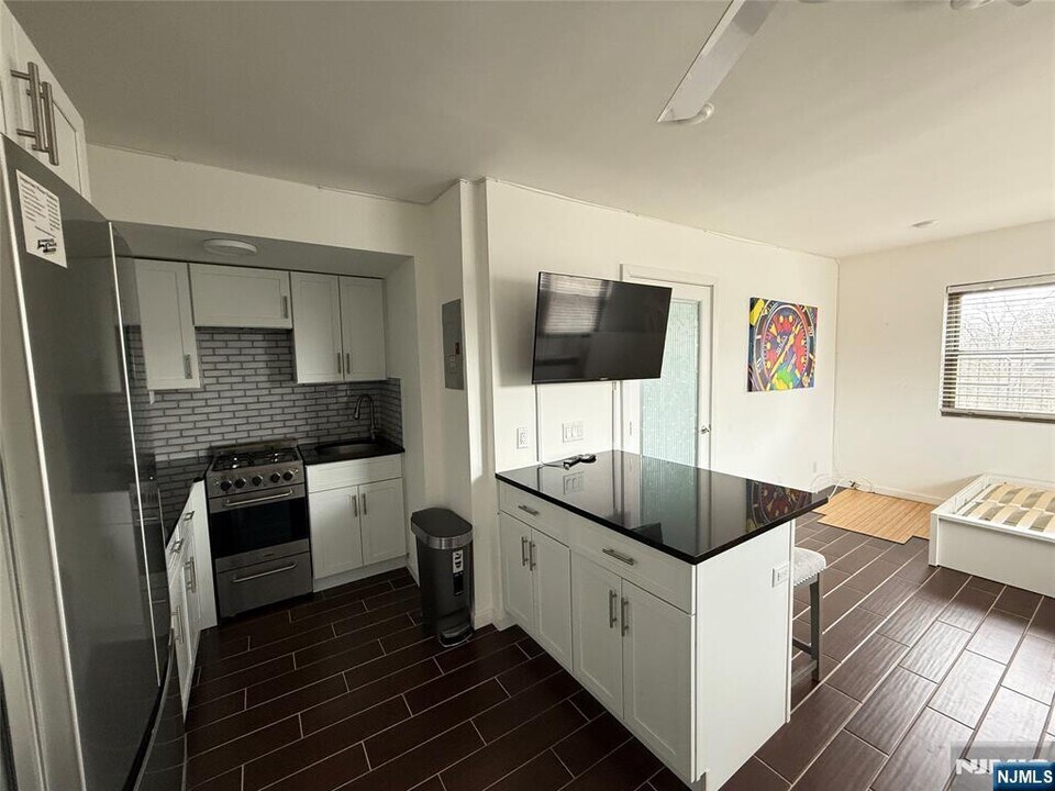 421 Park Ave in Fort Lee, NJ - Building Photo