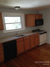 37 Larch St in East Providence, RI - Foto de edificio - Building Photo