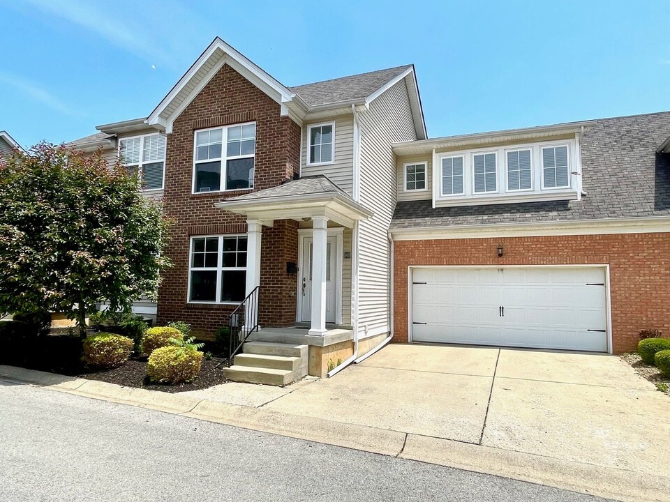 405 Clare Ln in Louisville, KY - Building Photo