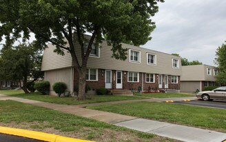 Fox Ridge Townhouses in Topeka, KS - Building Photo