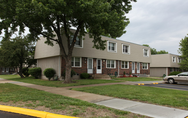 Fox Ridge Townhouses in Topeka, KS - Foto de edificio - Building Photo