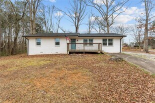 4409 Doc Sams Rd in Cumming, GA - Building Photo