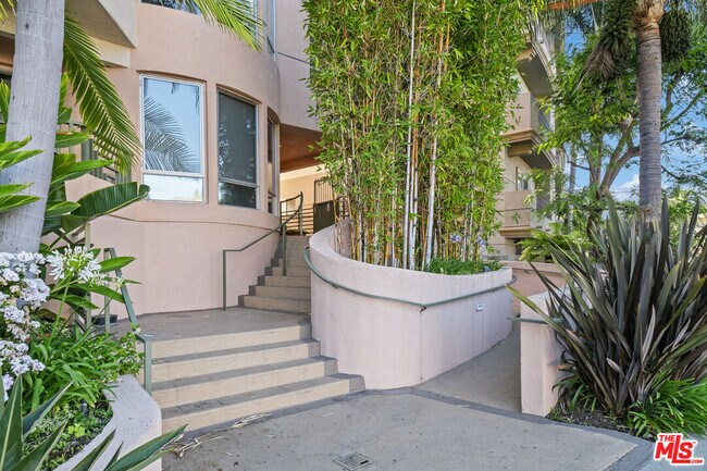 2111 S Beverly Glen Blvd in Los Angeles, CA - Building Photo - Building Photo