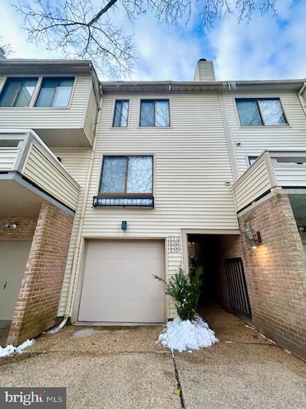 18504 Locust Point Ct, Unit 2301 E. Market St., #95 in Gaithersburg, MD - Building Photo