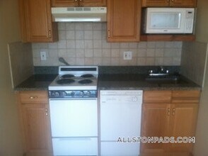 1110 Commonwealth Ave in Boston, MA - Building Photo - Building Photo