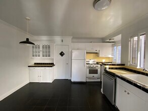 6881 Yeager Pl in Los Angeles, CA - Building Photo - Building Photo