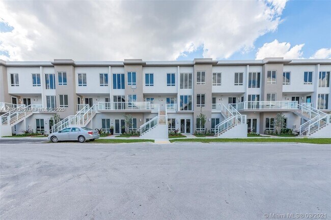 6310 NW 103rd Pl in Doral, FL - Foto de edificio - Building Photo