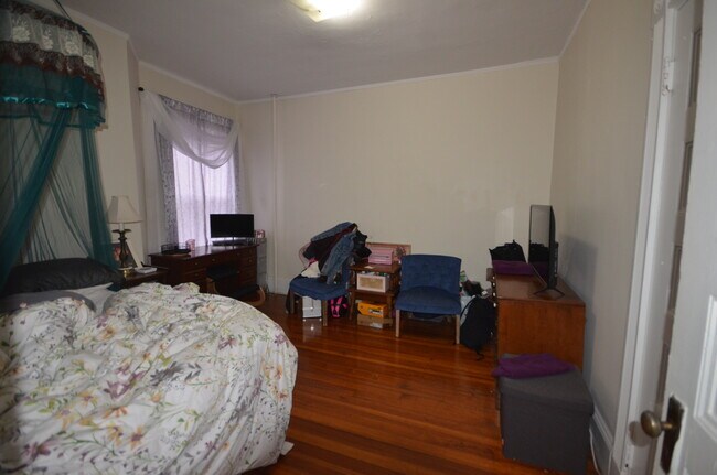 1566 Beacon St, Unit 11 in Brookline, MA - Building Photo - Building Photo