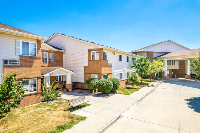 Sugar Creek Senior Apartment Community in Waukee, IA - Foto de edificio - Building Photo