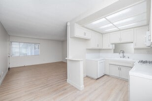 Pacific Lanai Apartments in Manhattan Beach, CA - Building Photo