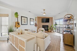401 Harbour Pt, Unit 401 Harbour Point in Virginia Beach, VA - Foto de edificio - Building Photo