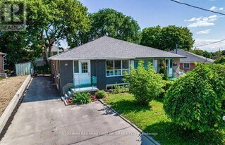 50 Walter Ave in Newmarket, ON - Building Photo