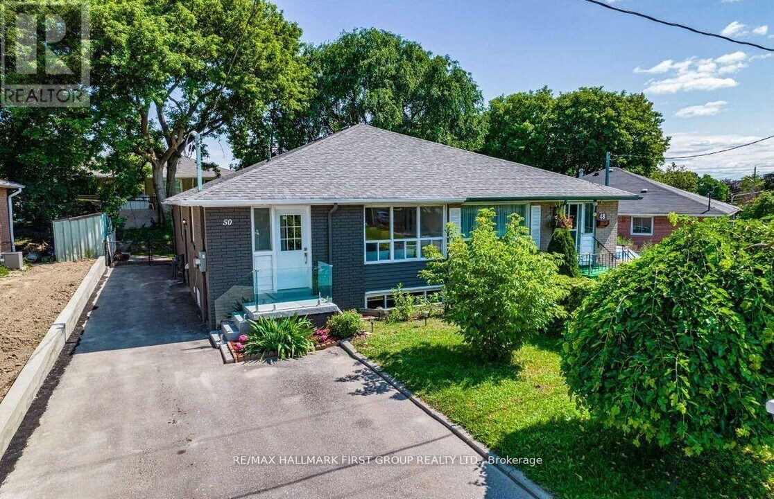 50 Walter Ave in Newmarket, ON - Building Photo