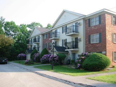 Oak Hill Condominiums in Nashua, NH - Foto de edificio - Building Photo