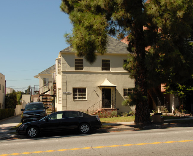 2033 N Vermont Ave in Los Angeles, CA - Building Photo - Building Photo