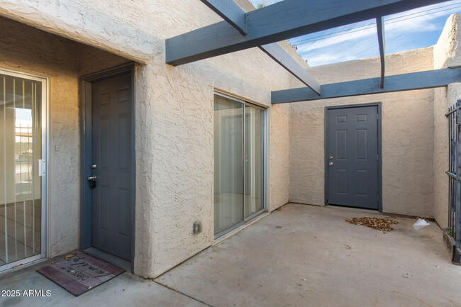 725 S Lebanon Ln in Tempe, AZ - Building Photo - Building Photo