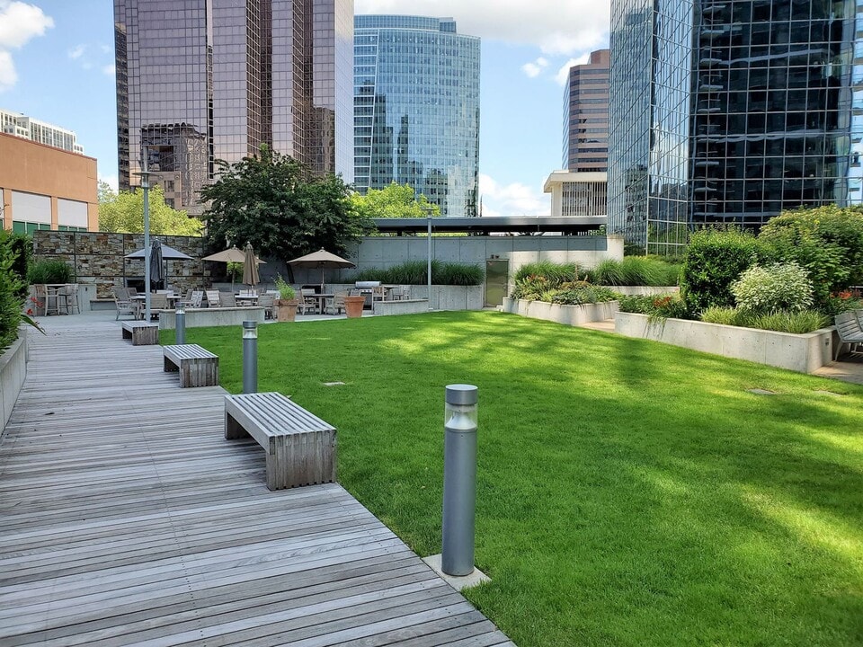 10700 NE 4th St in Bellevue, WA - Building Photo