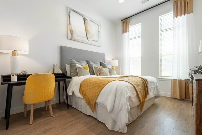 Finley on the Green in Charlotte, NC - Building Photo - Building Photo