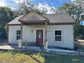 414 S Esplanade St in Cuero, TX - Building Photo